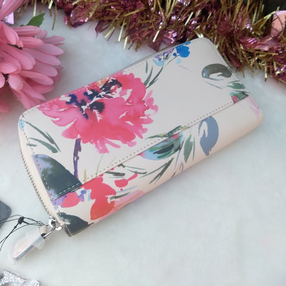 🌸 SOLD🌺Guess Pink Floral Joann Wallet + Charm - Picture 5 of 13